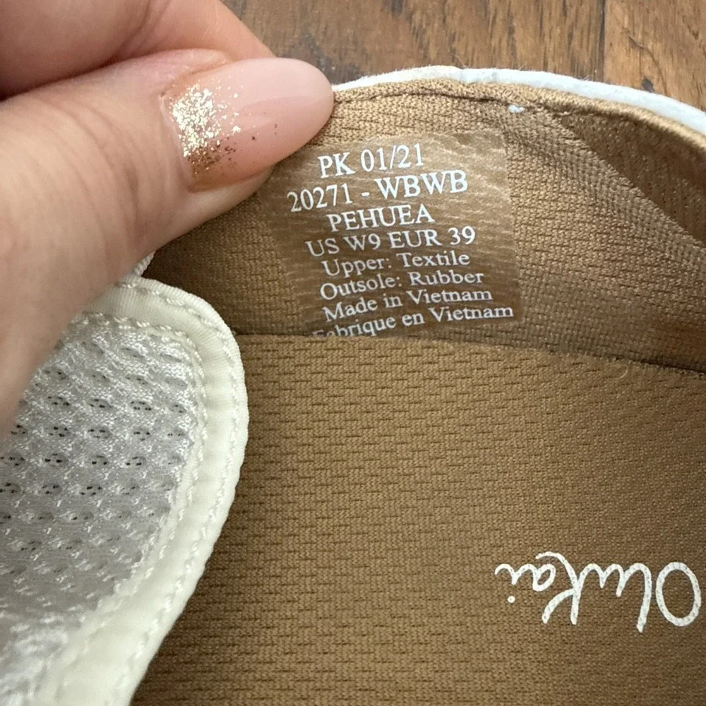 Olukai Slip On Sneakers Pehuea Women's 9‎ White Minimalist Coastal Travel Beach